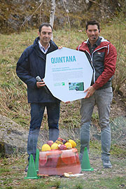 Zoodirektor Rasem Baban und Taufpate und ProSieben-Moderator Stefan Gödde enthüllten den Namen "Quintana" am 23.03.201 (©Foto:Martin Schmitz)